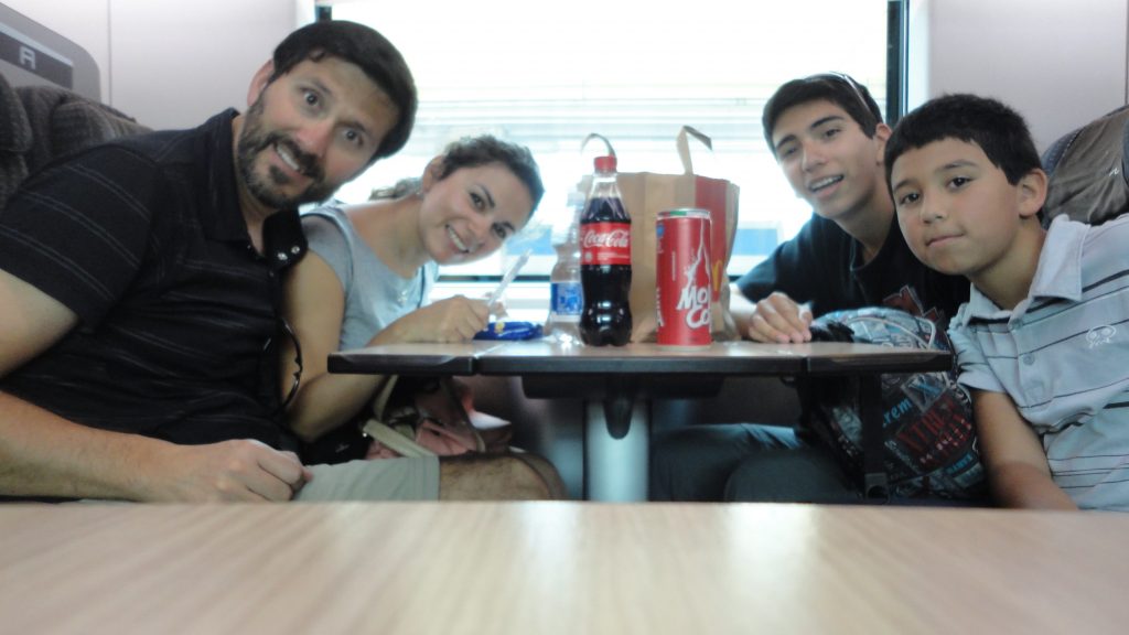 Viaje en tren de familia buscadores por el mundo